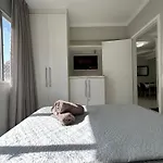 REP001 - APTO 1 Quarto com Acesso Direto para Praia, Super Completo e Confortável, Internet Rápida e Garagem